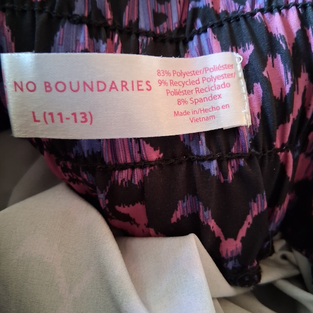 Women's Shorts Set - Picture 4 of 7